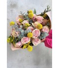 Tamaño Ramo Aurora Rosas Pink Mondial y Toques Silvestres
