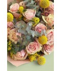 Acercamiento Ramo Aurora Rosas Pink Mondial y Toques Silvestres